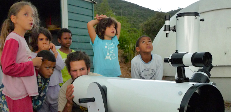 Téléscopes et astronomie au centre de vacances de Malibert.