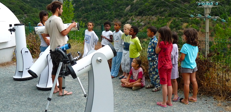 Téléscopes et astronomie au centre de vacances de Malibert.