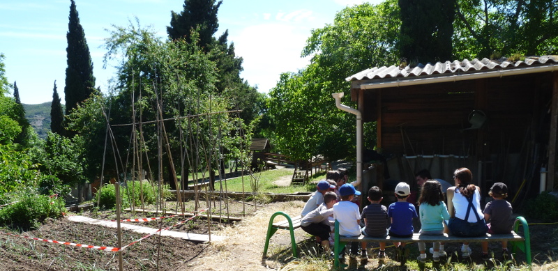 Les enfants se préparent pour une balade en pleine nature.