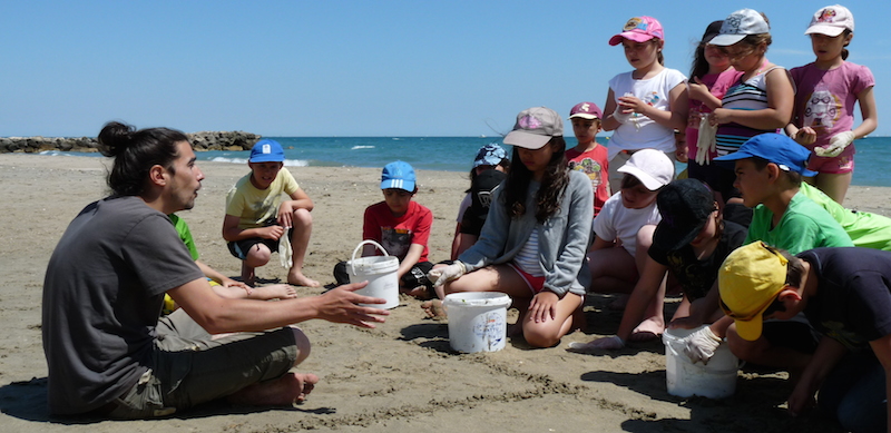 Colonies de vacances PEP 34 à Palavas : activité laisses de mer.